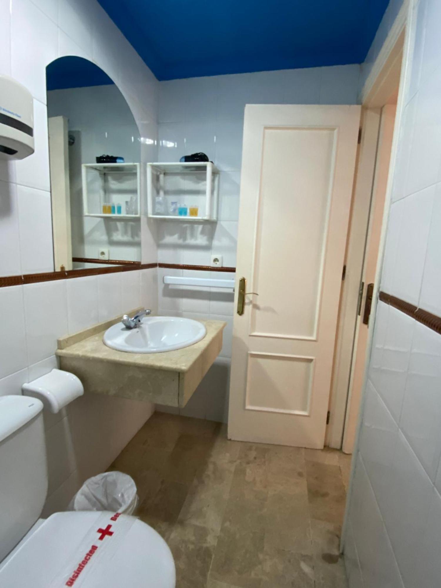 Hostal Montys Nerja Exterior foto